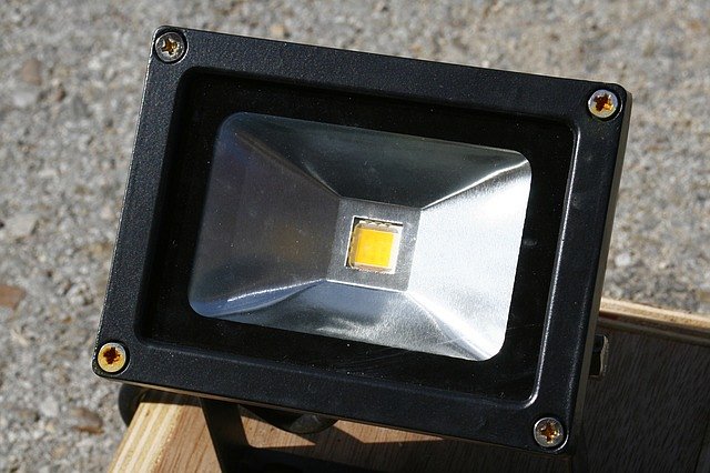 Naświetlacze LED jako zamiennik halogenu